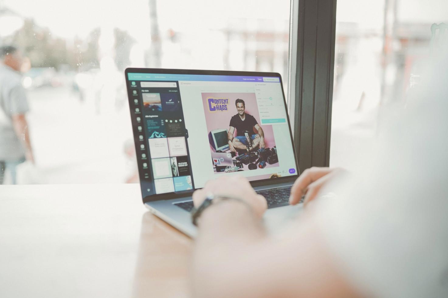 Journalist bei der Arbeit mit digitalen Medien